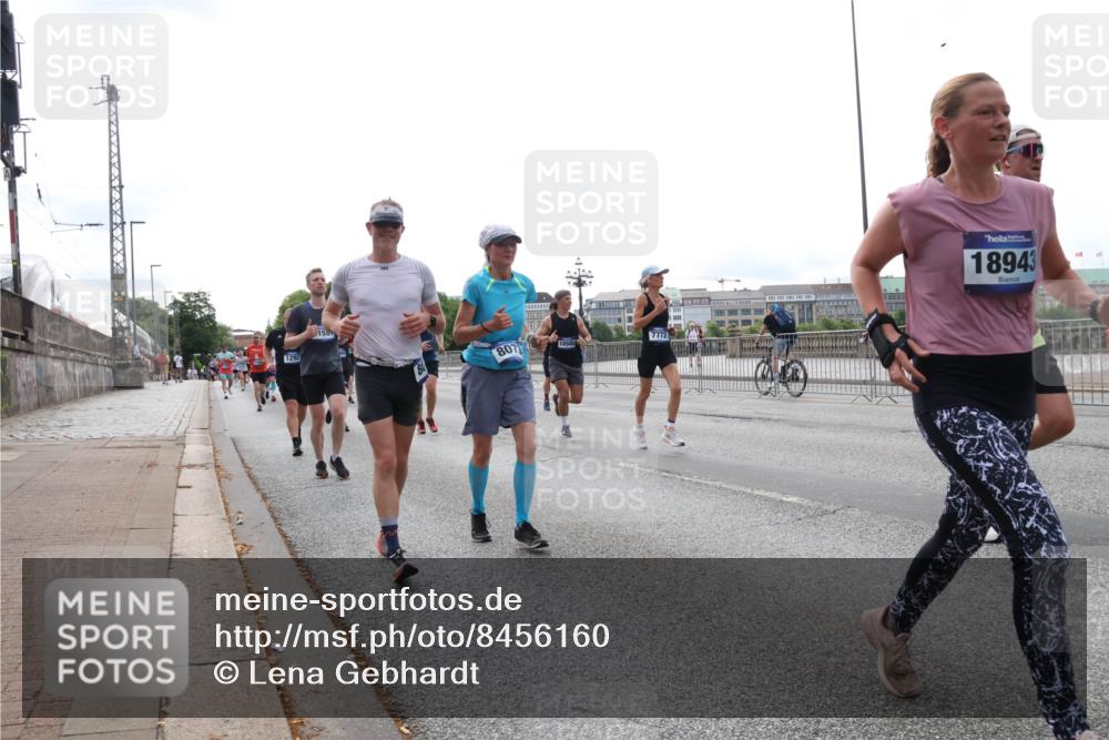 29.06.2025 - hella hamburg halbmarathon Lena Gebhardt http://msf.ph/oto/8456160 29.06.2025 10:31:29 Lombardsbrücke 1292, 158, 8073, 10586, 7772, 18943, 1235, 1292, 1773, 1844, 1879, 1979, 2097, 2414, 2831, 2832, 2914, 3396, 3397, 3424, 3571, 3681, 4561, 4817, 4953, 5165, 5437, 5846, 5943, 5965, 6057, 6078, 6160, 6195, 6546, 6573, 6640, 6787, 7334, 7351, 7604, 7772, 8050, 8072, 8073, 8304, 8620, 8757, 8806, 9078, 9104, 9183, 9478, 9812, 9883, 10111, 10240, 10586, 11587, 11988, 12627, 13724, 14349, 15589, 15725, 16457, 16978, 17224, 17404, 17463, 17509, 17517, 17587, 17706, 19226 meine-sportfotos.de