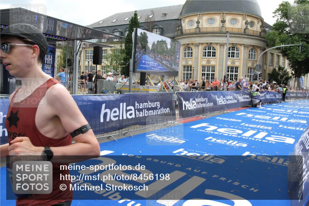 29.06.2025 - hella hamburg halbmarathon Michael Strokosch http://msf.ph/oto/8456198 29.06.2025 10:31:32 Ziel 5660, 12681, 19118 meine-sportfotos.de