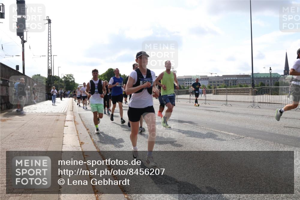 29.06.2025 - hella hamburg halbmarathon Lena Gebhardt http://msf.ph/oto/8456207 29.06.2025 09:54:28 Lombardsbrücke 3398, 239, 1119, 1171, 1342, 1399, 1413, 1424, 1476, 1549, 1817, 1892, 1902, 1942, 2020, 2098, 2188, 2442, 2470, 2561, 2670, 2842, 2889, 3477, 3562, 3785, 4017, 4029, 4183, 4185, 4235, 4237, 4270, 4816, 5020, 5447, 5528, 5706, 5884, 6198, 6266, 6630, 6723, 6819, 6831, 7087, 7274, 7297, 7709, 8142, 8374, 8482, 8576, 8698, 8743, 8916, 8928, 9038, 9051, 9105, 9463, 9482, 9619, 9815, 9924, 10057, 10237, 10529, 11848, 12084 meine-sportfotos.de