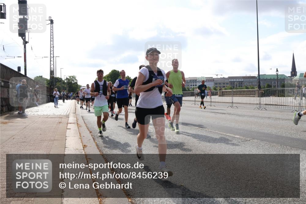 29.06.2025 - hella hamburg halbmarathon Lena Gebhardt http://msf.ph/oto/8456239 29.06.2025 09:54:28 Lombardsbrücke 1344, 1119, 1171, 1342, 1399, 1413, 1424, 1476, 1549, 1817, 1892, 1902, 1942, 2020, 2098, 2188, 2442, 2470, 2561, 2670, 2842, 2889, 3477, 3562, 3785, 4017, 4029, 4183, 4185, 4235, 4237, 4270, 4816, 5020, 5447, 5528, 5706, 5884, 6198, 6266, 6630, 6723, 6819, 6831, 7087, 7274, 7297, 7709, 8142, 8374, 8482, 8576, 8698, 8743, 8916, 8928, 9038, 9051, 9105, 9463, 9482, 9619, 9815, 9924, 10057, 10237, 10529, 11848, 12084 meine-sportfotos.de