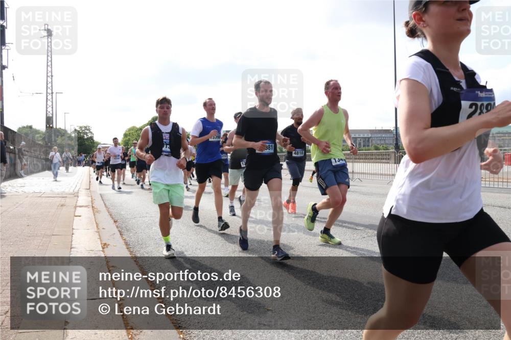 29.06.2025 - hella hamburg halbmarathon Lena Gebhardt http://msf.ph/oto/8456308 29.06.2025 09:54:28 Lombardsbrücke 3398, 4797, 381, 4816, 134, 289, 1119, 1171, 1342, 1399, 1413, 1424, 1476, 1549, 1817, 1892, 1902, 1942, 2020, 2098, 2188, 2442, 2470, 2561, 2670, 2842, 2889, 3477, 3562, 3785, 4017, 4029, 4183, 4185, 4235, 4237, 4270, 4816, 5020, 5447, 5528, 5706, 5884, 6198, 6266, 6630, 6723, 6819, 6831, 7087, 7274, 7297, 7709, 8142, 8374, 8482, 8576, 8698, 8743, 8916, 8928, 9038, 9051, 9105, 9463, 9482, 9619, 9815, 9924, 10057, 10237, 10529, 11848, 12084 meine-sportfotos.de