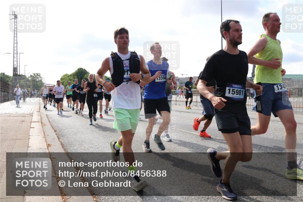 29.06.2025 - hella hamburg halbmarathon Lena Gebhardt http://msf.ph/oto/8456388 29.06.2025 09:54:29 Lombardsbrücke 1894, 4017, 35, 13398, 12413, 15981, 134, 1119, 1171, 1342, 1399, 1413, 1424, 1476, 1549, 1817, 1892, 1902, 1942, 2020, 2098, 2188, 2442, 2470, 2561, 2670, 2842, 2889, 3477, 3562, 3785, 4017, 4029, 4183, 4185, 4235, 4237, 4270, 4816, 5020, 5447, 5528, 5706, 5884, 6198, 6266, 6630, 6723, 6819, 6831, 7087, 7274, 7297, 7709, 8142, 8374, 8482, 8576, 8698, 8743, 8916, 8928, 9038, 9051, 9463, 9482, 9619, 9815, 9924, 10057, 10237, 10529, 11848, 12084 meine-sportfotos.de