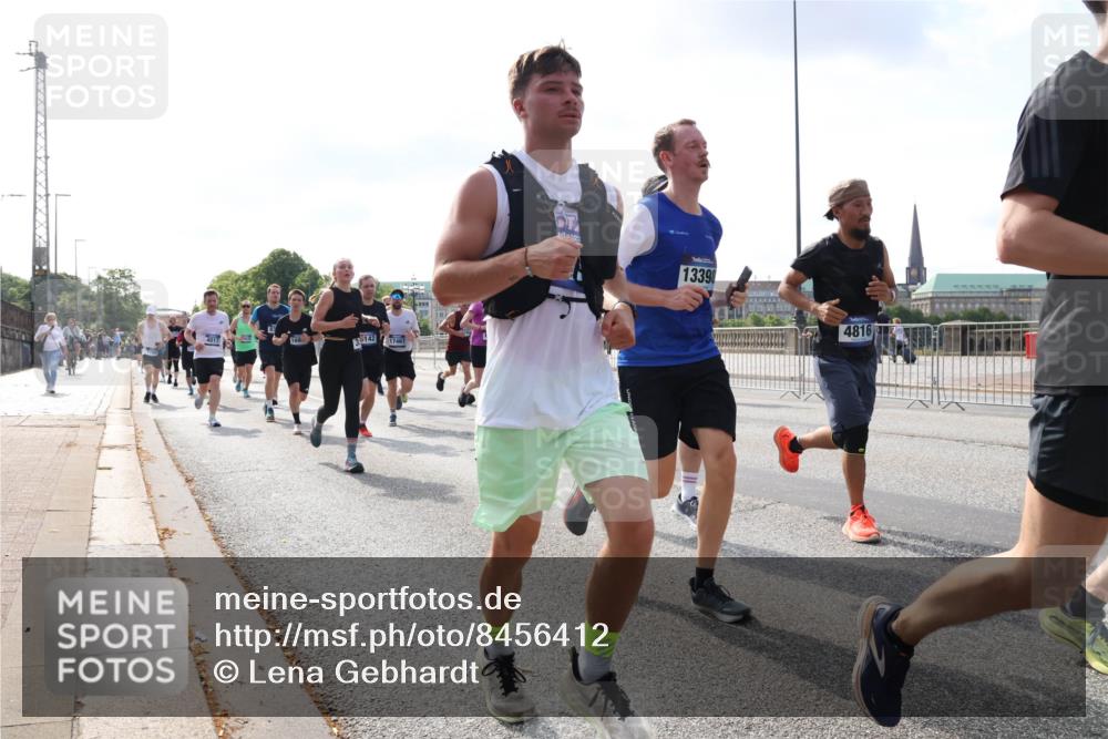 29.06.2025 - hella hamburg halbmarathon Lena Gebhardt http://msf.ph/oto/8456412 29.06.2025 09:54:29 Lombardsbrücke 4017, 3142, 17461, 13398, 4816, 1119, 1171, 1342, 1399, 1413, 1424, 1476, 1549, 1817, 1892, 1902, 1942, 2020, 2098, 2188, 2442, 2470, 2561, 2670, 2842, 2889, 3477, 3562, 3785, 4017, 4029, 4183, 4185, 4235, 4237, 4270, 4816, 5020, 5447, 5528, 5706, 5884, 6198, 6266, 6630, 6723, 6819, 6831, 7087, 7274, 7297, 7709, 8142, 8374, 8482, 8576, 8698, 8743, 8916, 8928, 9038, 9051, 9463, 9482, 9619, 9815, 9924, 10057, 10237, 10529, 11848, 12084 meine-sportfotos.de