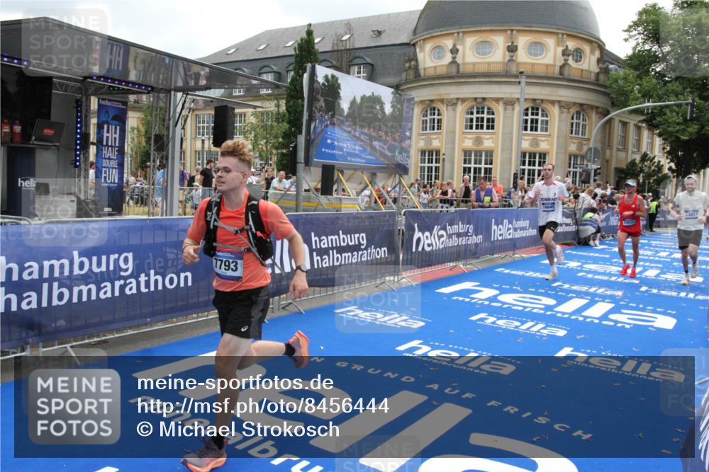 29.06.2025 - hella hamburg halbmarathon Michael Strokosch http://msf.ph/oto/8456444 29.06.2025 10:31:42 Ziel 7793, 13606, 13617, 15835, 18102 meine-sportfotos.de
