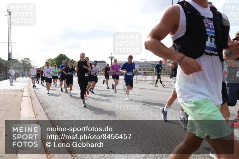 29.06.2025 - hella hamburg halbmarathon Lena Gebhardt http://msf.ph/oto/8456457 29.06.2025 09:54:30 Lombardsbrücke 1119, 1171, 1342, 1399, 1413, 1424, 1476, 1549, 1817, 1892, 1902, 1942, 2020, 2098, 2188, 2442, 2470, 2561, 2670, 2842, 2889, 2955, 3477, 3562, 3785, 4017, 4029, 4183, 4185, 4235, 4237, 4270, 4816, 5020, 5447, 5706, 5884, 6198, 6266, 6630, 6723, 6819, 6831, 6978, 7087, 7274, 7297, 7709, 8142, 8374, 8482, 8576, 8698, 8743, 8916, 8928, 9038, 9051, 9463, 9482, 9619, 9815, 9924, 10057, 10237, 10529, 11848, 12084 meine-sportfotos.de