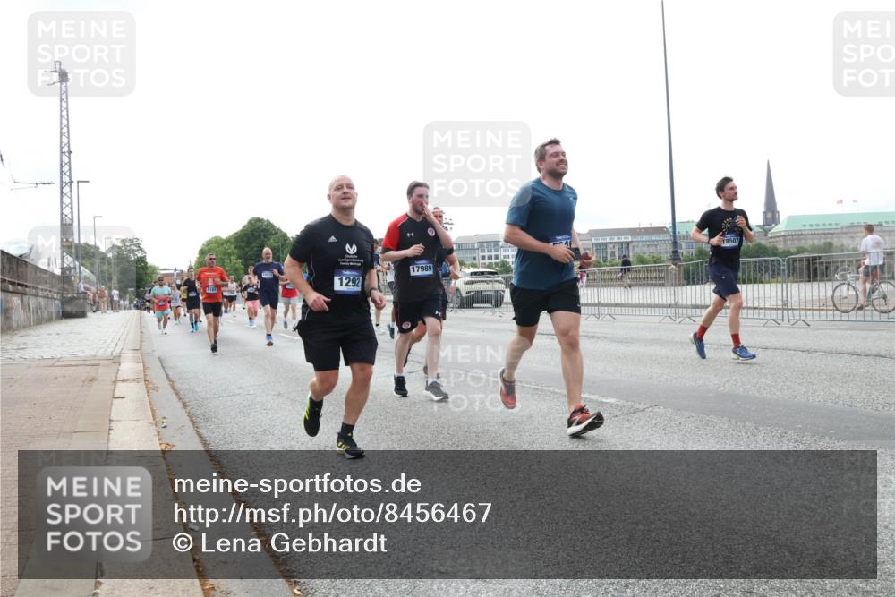 29.06.2025 - hella hamburg halbmarathon Lena Gebhardt http://msf.ph/oto/8456467 29.06.2025 10:31:32 Lombardsbrücke 5165, 10111, 1292, 17989, 18507, 1235, 1292, 1373, 1773, 1844, 1879, 1979, 2414, 2831, 2832, 2914, 3396, 3397, 3424, 3571, 3681, 4561, 4817, 4953, 5165, 5437, 5846, 5943, 5965, 6057, 6078, 6160, 6195, 6546, 6573, 6640, 6787, 7334, 7604, 7772, 8050, 8072, 8073, 8304, 8620, 8806, 9078, 9104, 9183, 9478, 9812, 9883, 10111, 10240, 10586, 11587, 11988, 12627, 13724, 14349, 15589, 15725, 16457, 16978, 17224, 17404, 17463, 17509, 17517, 17587, 17706, 19226 meine-sportfotos.de