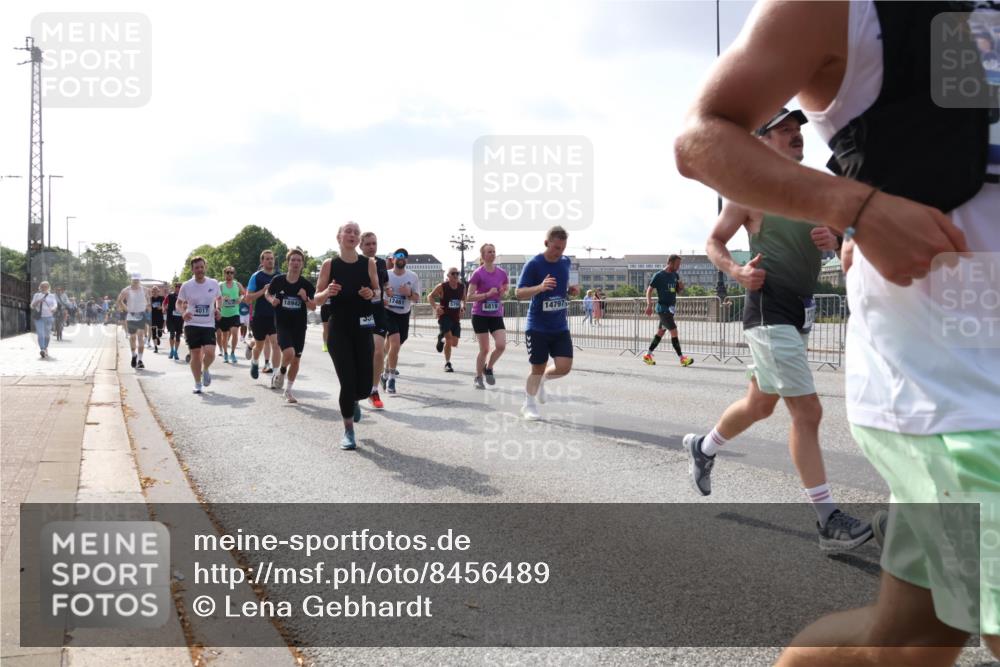29.06.2025 - hella hamburg halbmarathon Lena Gebhardt http://msf.ph/oto/8456489 29.06.2025 09:54:30 Lombardsbrücke 17461, 14797, 5706, 6819, 18942, 4017, 1119, 1171, 1342, 1399, 1413, 1424, 1476, 1549, 1817, 1892, 1902, 1942, 2020, 2098, 2188, 2442, 2470, 2561, 2670, 2842, 2889, 2955, 3477, 3562, 3785, 4017, 4029, 4183, 4185, 4235, 4237, 4270, 4816, 5020, 5447, 5706, 5884, 6198, 6266, 6630, 6723, 6819, 6831, 6978, 7087, 7274, 7297, 7709, 8142, 8374, 8482, 8576, 8698, 8743, 8916, 8928, 9038, 9051, 9463, 9482, 9619, 9815, 9924, 10057, 10237, 10529, 11848, 12084 meine-sportfotos.de