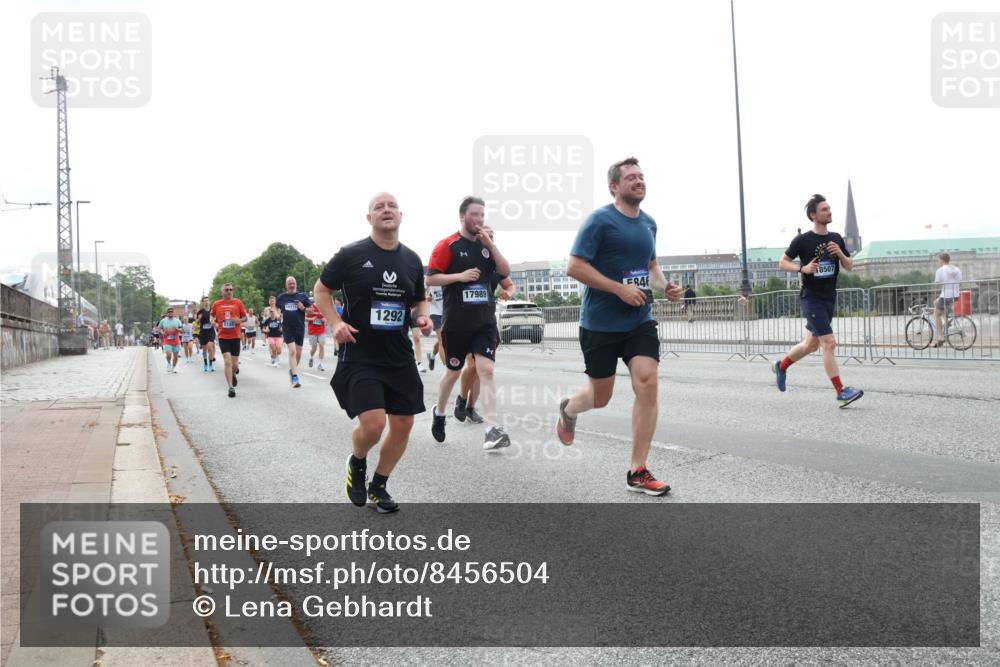 29.06.2025 - hella hamburg halbmarathon Lena Gebhardt http://msf.ph/oto/8456504 29.06.2025 10:31:32 Lombardsbrücke 10111, 516, 1292, 18507, 17989, 1235, 1292, 1373, 1773, 1844, 1879, 1979, 2414, 2831, 2832, 2914, 3396, 3397, 3424, 3571, 3681, 4561, 4817, 4953, 5165, 5437, 5846, 5943, 5965, 6057, 6078, 6160, 6195, 6546, 6573, 6640, 6787, 7334, 7604, 7772, 8050, 8072, 8073, 8304, 8620, 8806, 9078, 9104, 9183, 9478, 9812, 9883, 10111, 10240, 10586, 11587, 11988, 12627, 13724, 14349, 15589, 15725, 16457, 16978, 17224, 17404, 17463, 17509, 17517, 17587, 17706, 19226 meine-sportfotos.de