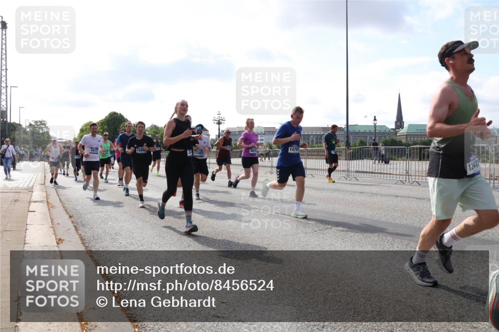 29.06.2025 - hella hamburg halbmarathon Lena Gebhardt http://msf.ph/oto/8456524 29.06.2025 09:54:30 Lombardsbrücke 1119, 1171, 1342, 1399, 1413, 1424, 1476, 1549, 1817, 1892, 1902, 1942, 2020, 2098, 2188, 2442, 2470, 2561, 2670, 2842, 2889, 2955, 3477, 3562, 3785, 4017, 4029, 4183, 4185, 4235, 4237, 4270, 4816, 5020, 5447, 5706, 5884, 6198, 6266, 6630, 6723, 6819, 6831, 6978, 7087, 7274, 7297, 7709, 8142, 8374, 8482, 8576, 8698, 8743, 8916, 8928, 9038, 9051, 9463, 9482, 9619, 9815, 9924, 10057, 10237, 10529, 11848, 12084 meine-sportfotos.de