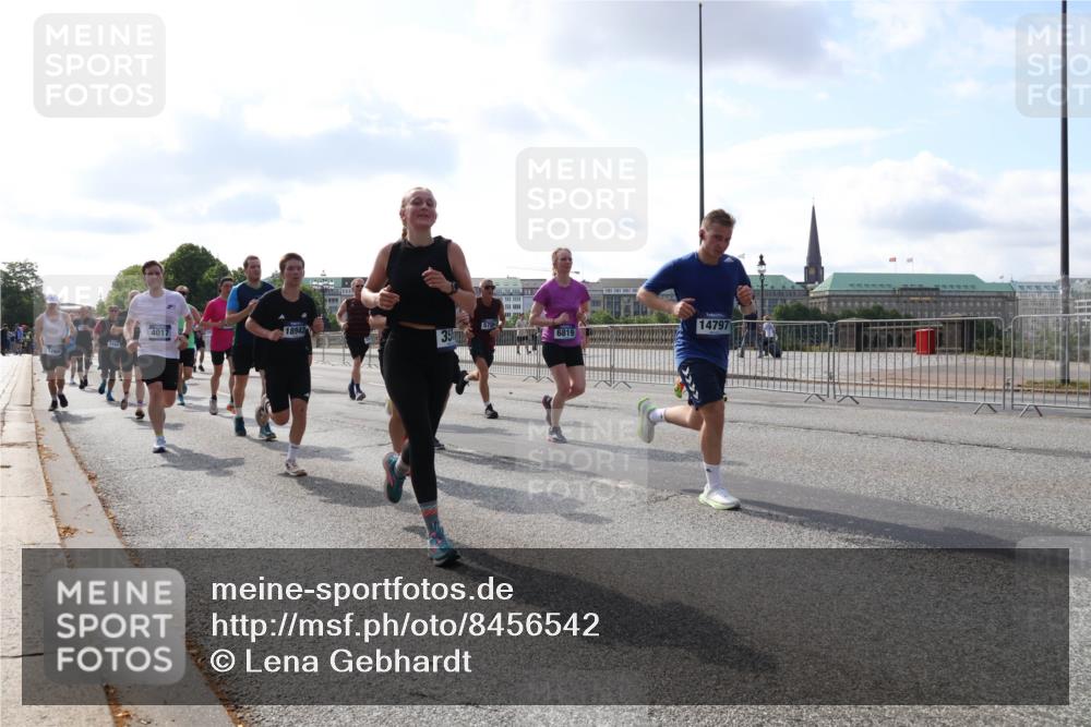 29.06.2025 - hella hamburg halbmarathon Lena Gebhardt http://msf.ph/oto/8456542 29.06.2025 09:54:30 Lombardsbrücke 4017, 18942, 35, 6819, 14797, 1119, 1171, 1342, 1399, 1413, 1424, 1476, 1549, 1817, 1892, 1902, 1942, 2020, 2098, 2188, 2442, 2470, 2561, 2670, 2842, 2889, 2955, 3477, 3562, 3785, 4017, 4029, 4183, 4185, 4235, 4237, 4270, 4816, 5020, 5447, 5706, 5884, 6198, 6266, 6630, 6723, 6819, 6831, 6978, 7087, 7274, 7297, 7709, 8142, 8374, 8482, 8576, 8698, 8743, 8916, 8928, 9038, 9051, 9463, 9482, 9619, 9815, 9924, 10057, 10237, 10529, 11848, 12084 meine-sportfotos.de