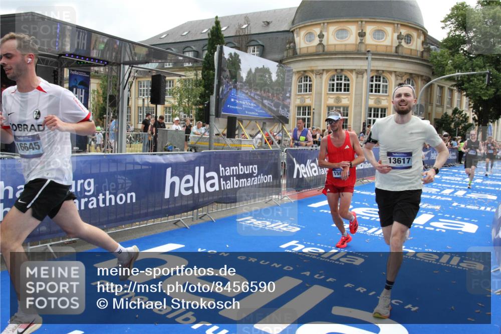 29.06.2025 - hella hamburg halbmarathon Michael Strokosch http://msf.ph/oto/8456590 29.06.2025 10:31:44 Ziel 7793, 13606, 13617, 15835, 18102 meine-sportfotos.de