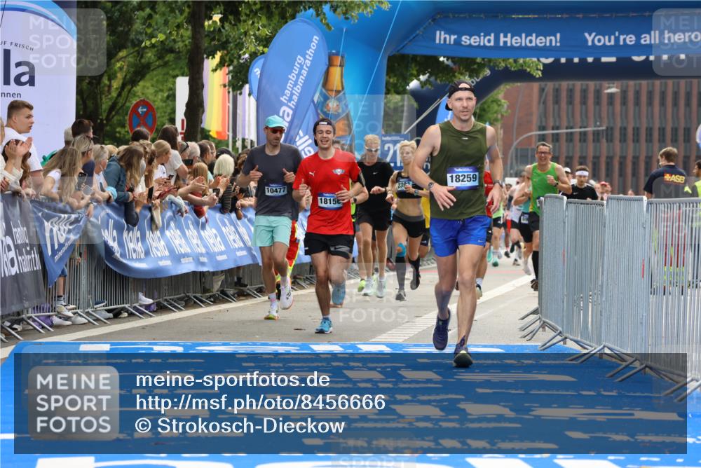 29.06.2025 - hella hamburg halbmarathon Strokosch-Dieckow http://msf.ph/oto/8456666 29.06.2025 10:35:54 Ziel 2399, 3843, 9313, 13252, 15161, 18156, 18259 meine-sportfotos.de