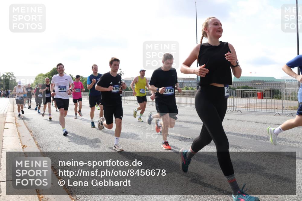 29.06.2025 - hella hamburg halbmarathon Lena Gebhardt http://msf.ph/oto/8456678 29.06.2025 09:54:31 Lombardsbrücke 2442, 2470, 2470, 4017, 10057, 18942, 14911, 8142, 1119, 1171, 1342, 1399, 1413, 1424, 1476, 1549, 1817, 1892, 1902, 1942, 2020, 2098, 2188, 2222, 2442, 2470, 2561, 2670, 2842, 2889, 2955, 3477, 3562, 3785, 4017, 4029, 4183, 4185, 4237, 4270, 4816, 5020, 5447, 5706, 5884, 6198, 6266, 6630, 6723, 6819, 6831, 6978, 7087, 7274, 7297, 7709, 8117, 8142, 8374, 8482, 8576, 8698, 8743, 8916, 8928, 9038, 9051, 9463, 9482, 9815, 9924, 10057, 10237, 10529, 11848, 12084 meine-sportfotos.de