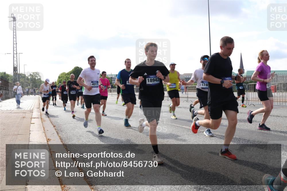 29.06.2025 - hella hamburg halbmarathon Lena Gebhardt http://msf.ph/oto/8456730 29.06.2025 09:54:31 Lombardsbrücke 1790, 2470, 4017, 18942, 4911, 1746, 1119, 1171, 1342, 1399, 1413, 1424, 1476, 1549, 1817, 1892, 1902, 1942, 2020, 2098, 2188, 2222, 2442, 2470, 2561, 2670, 2842, 2889, 2955, 3477, 3562, 3785, 4017, 4029, 4183, 4185, 4237, 4270, 4816, 5020, 5447, 5706, 5884, 6198, 6266, 6630, 6723, 6819, 6831, 6978, 7087, 7274, 7297, 7709, 8117, 8142, 8374, 8482, 8576, 8698, 8743, 8916, 8928, 9038, 9051, 9463, 9482, 9815, 9924, 10057, 10237, 10529, 11848, 12084 meine-sportfotos.de