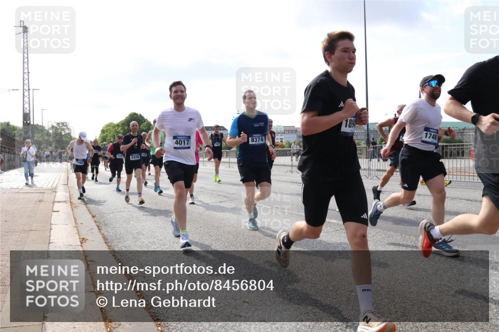29.06.2025 - hella hamburg halbmarathon Lena Gebhardt http://msf.ph/oto/8456804 29.06.2025 09:54:32 Lombardsbrücke 2470, 11422, 1894, 1746, 4017, 8374, 1119, 1171, 1342, 1399, 1413, 1424, 1476, 1549, 1817, 1892, 1902, 1942, 2020, 2098, 2188, 2222, 2442, 2470, 2561, 2670, 2842, 2889, 2955, 3477, 3562, 3785, 4017, 4029, 4183, 4185, 4237, 4270, 4816, 5020, 5447, 5706, 5884, 6266, 6630, 6723, 6819, 6831, 6978, 7087, 7274, 7297, 7709, 8117, 8142, 8374, 8482, 8576, 8657, 8698, 8743, 8916, 8928, 9038, 9051, 9463, 9482, 9815, 9924, 10057, 10237, 10529, 11848, 12084 meine-sportfotos.de