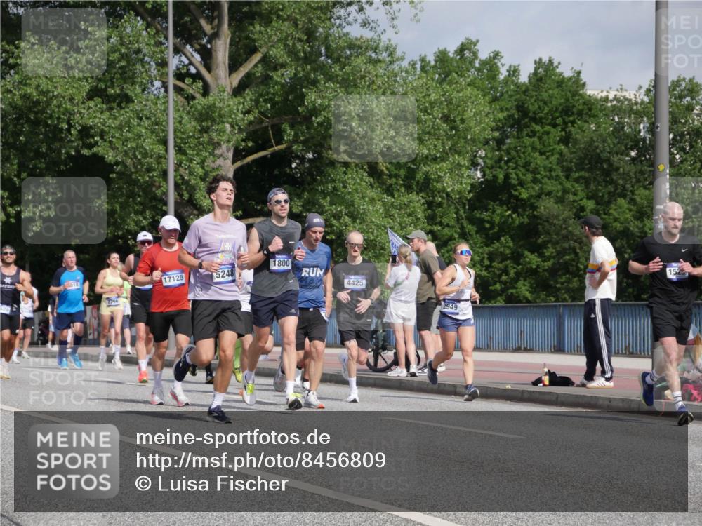 29.06.2025 - hella hamburg halbmarathon Luisa Fischer http://msf.ph/oto/8456809 29.06.2025 09:52:20 Kennedybrücke 18, 7796, 1800, 17125, 5248, 4425, 2949, 152, 1445, 1800, 1975, 2324, 2573, 2949, 3431, 4303, 4425, 5248, 6123, 6682, 7796, 9265 meine-sportfotos.de