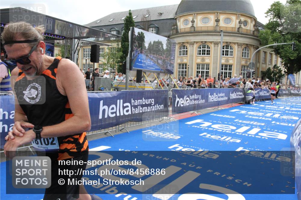 29.06.2025 - hella hamburg halbmarathon Michael Strokosch http://msf.ph/oto/8456886 29.06.2025 10:31:48 Ziel 5187, 13606, 18102 meine-sportfotos.de