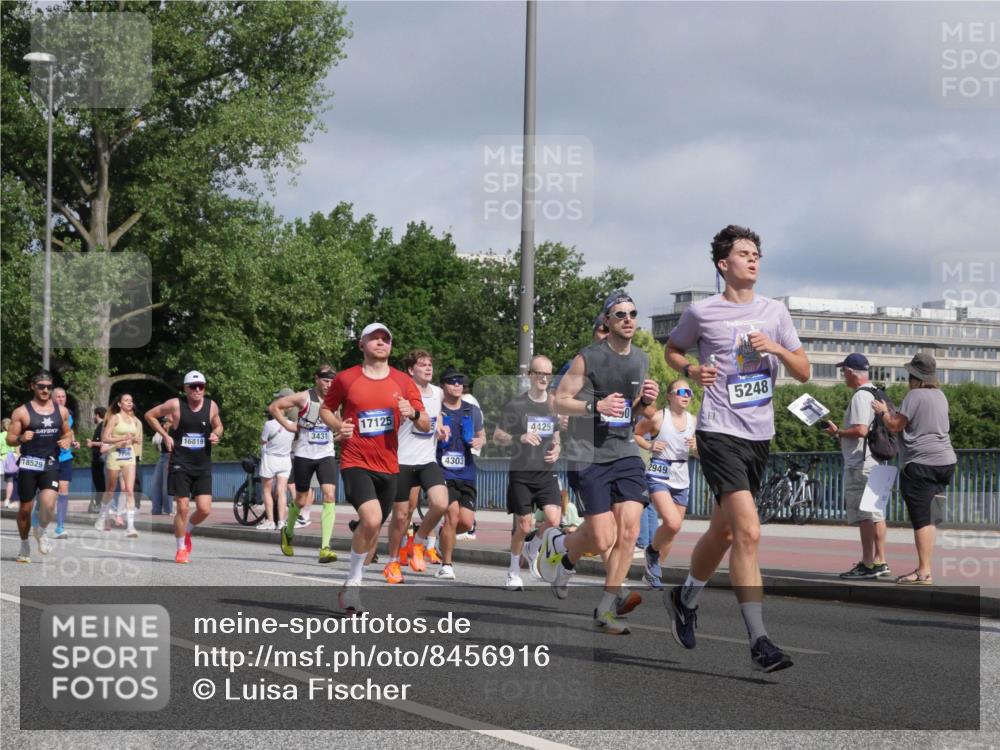 29.06.2025 - hella hamburg halbmarathon Luisa Fischer http://msf.ph/oto/8456916 29.06.2025 09:52:22 Kennedybrücke 16819, 3431, 18529, 17125, 4303, 4425, 2949, 5248, 1800, 1975, 2324, 2949, 3431, 4303, 4425, 5248, 6682, 7796, 9265 meine-sportfotos.de