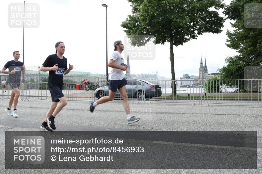 29.06.2025 - hella hamburg halbmarathon Lena Gebhardt http://msf.ph/oto/8456933 29.06.2025 10:31:35 Lombardsbrücke 11884, 13724, 1235, 1292, 1373, 1844, 1879, 1979, 2414, 2672, 2831, 2832, 2914, 3396, 3397, 3424, 3571, 3681, 3751, 4561, 4817, 4877, 4953, 5165, 5437, 5846, 5943, 5965, 6057, 6078, 6160, 6195, 6546, 6573, 6640, 7334, 7604, 7772, 8050, 8072, 8073, 8304, 8620, 8806, 9078, 9104, 9183, 9478, 9812, 9883, 10111, 10240, 10586, 11587, 11988, 13724, 14349, 15725, 16457, 16978, 17404, 17509, 17517, 17587, 17706 meine-sportfotos.de