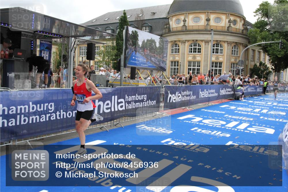 29.06.2025 - hella hamburg halbmarathon Michael Strokosch http://msf.ph/oto/8456936 29.06.2025 10:31:52 Ziel 3935, 5187, 11929 meine-sportfotos.de