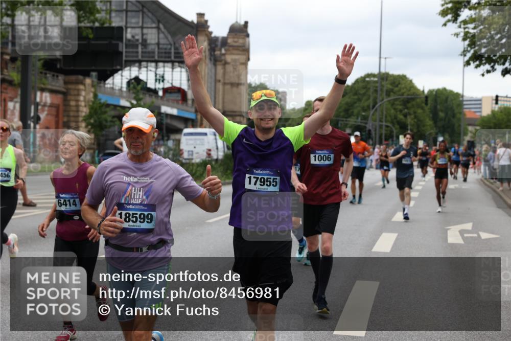 29.06.2025 - hella hamburg halbmarathon Yannick Fuchs http://msf.ph/oto/8456981 29.06.2025 10:56:22 20KM 1006, 1128, 1264, 1377, 1432, 1568, 1573, 1726, 6414, 6415, 6580, 6752, 7658, 7869, 8045, 8154, 8624, 9131, 9718, 9928, 10214, 10519, 10797, 11180, 11670, 11968, 12156, 13498, 13868, 14368, 14456, 15859, 16292, 16654, 16688, 16808, 17136, 17383, 17532, 17955, 18000, 18599, 18919, 19023 meine-sportfotos.de