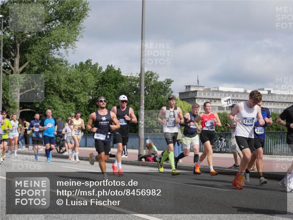 29.06.2025 - hella hamburg halbmarathon Luisa Fischer http://msf.ph/oto/8456982 29.06.2025 09:52:24 Kennedybrücke 1873, 4318, 184, 16819, 343, 9, 7796, 18529, 11765, 1975, 4303, 1800, 1975, 2324, 2949, 3431, 4303, 4425, 5248, 6682, 7495, 7796, 8925 meine-sportfotos.de