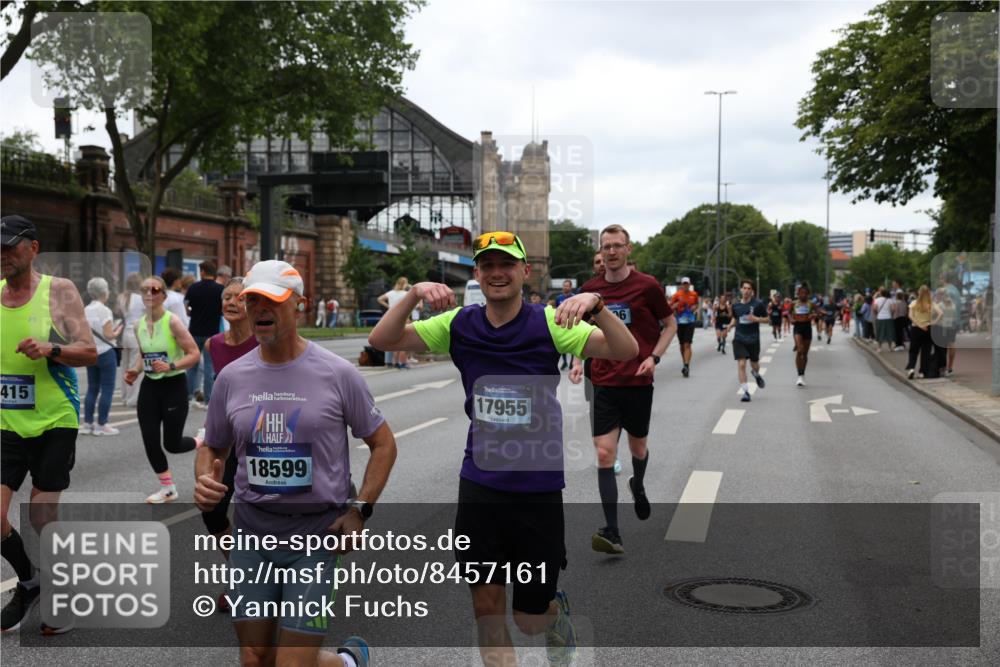 29.06.2025 - hella hamburg halbmarathon Yannick Fuchs http://msf.ph/oto/8457161 29.06.2025 10:56:22 20KM 1006, 1128, 1264, 1377, 1432, 1568, 1573, 1726, 6414, 6415, 6580, 6752, 7658, 7869, 8045, 8154, 8624, 9131, 9718, 9928, 10214, 10519, 10797, 11180, 11670, 11968, 12156, 13498, 13868, 14368, 14456, 15859, 16292, 16654, 16688, 16808, 17136, 17383, 17532, 17955, 18000, 18599, 18919, 19023 meine-sportfotos.de