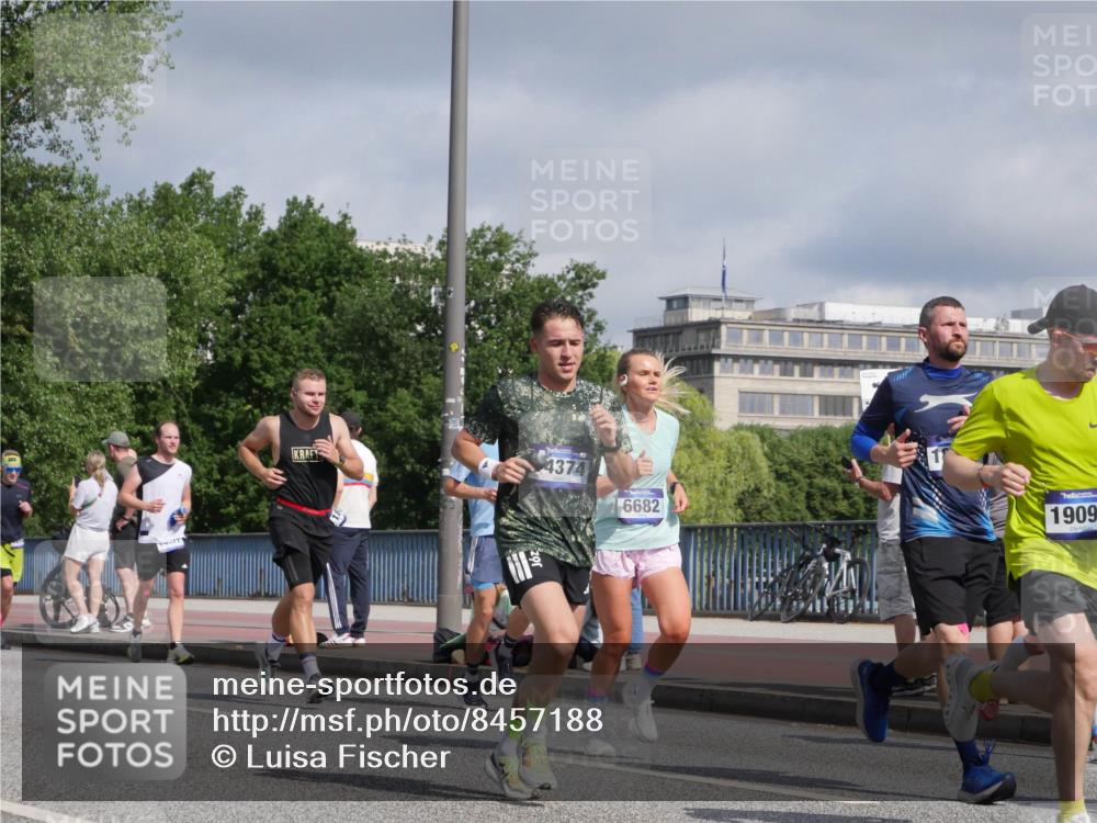 29.06.2025 - hella hamburg halbmarathon Luisa Fischer http://msf.ph/oto/8457188 29.06.2025 09:52:28 Kennedybrücke 4374, 6682, 1909, 1615, 1975, 2324, 3431, 3530, 4303, 4425, 6682, 7495, 7796, 8629, 8925, 9294, 9979 meine-sportfotos.de