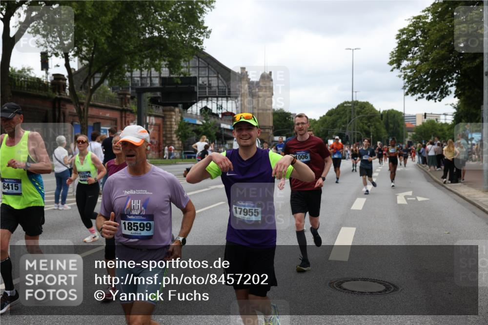 29.06.2025 - hella hamburg halbmarathon Yannick Fuchs http://msf.ph/oto/8457202 29.06.2025 10:56:22 20KM 1006, 1128, 1264, 1377, 1432, 1568, 1573, 1726, 6414, 6415, 6580, 6752, 7658, 7869, 8045, 8154, 8624, 9131, 9718, 9928, 10214, 10519, 10797, 11180, 11670, 11968, 12156, 13498, 13868, 14368, 14456, 15859, 16292, 16654, 16688, 16808, 17136, 17383, 17532, 17955, 18000, 18599, 18919, 19023 meine-sportfotos.de