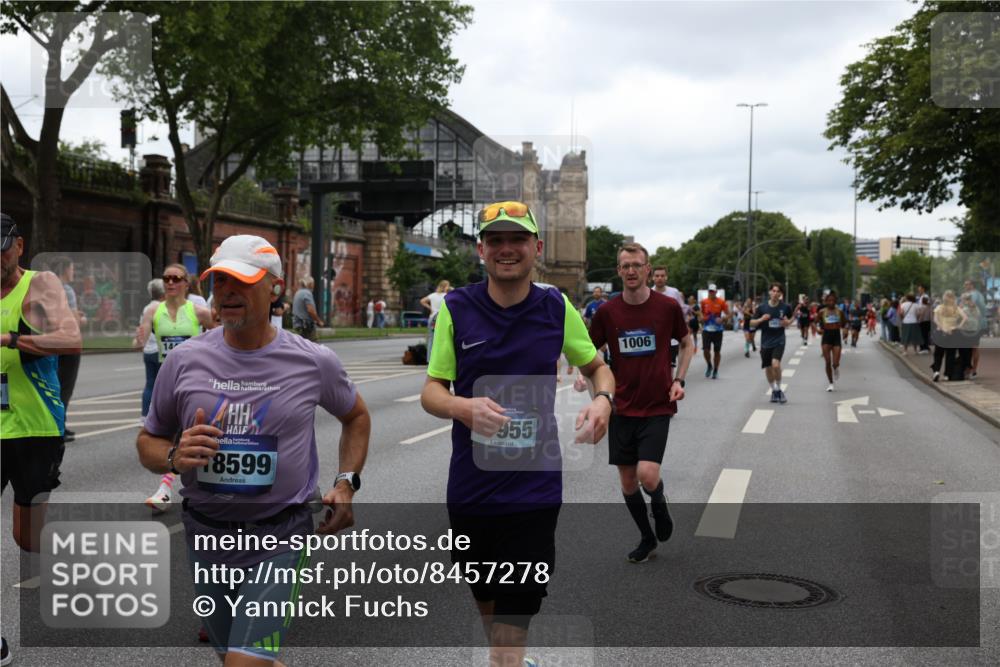 29.06.2025 - hella hamburg halbmarathon Yannick Fuchs http://msf.ph/oto/8457278 29.06.2025 10:56:22 20KM 1006, 1128, 1264, 1377, 1432, 1568, 1573, 1726, 6414, 6415, 6580, 6752, 7658, 7869, 8045, 8154, 8624, 9131, 9718, 9928, 10214, 10519, 10797, 11180, 11670, 11968, 12156, 13498, 13868, 14368, 14456, 15859, 16292, 16654, 16688, 16808, 17136, 17383, 17532, 17955, 18000, 18599, 18919, 19023 meine-sportfotos.de