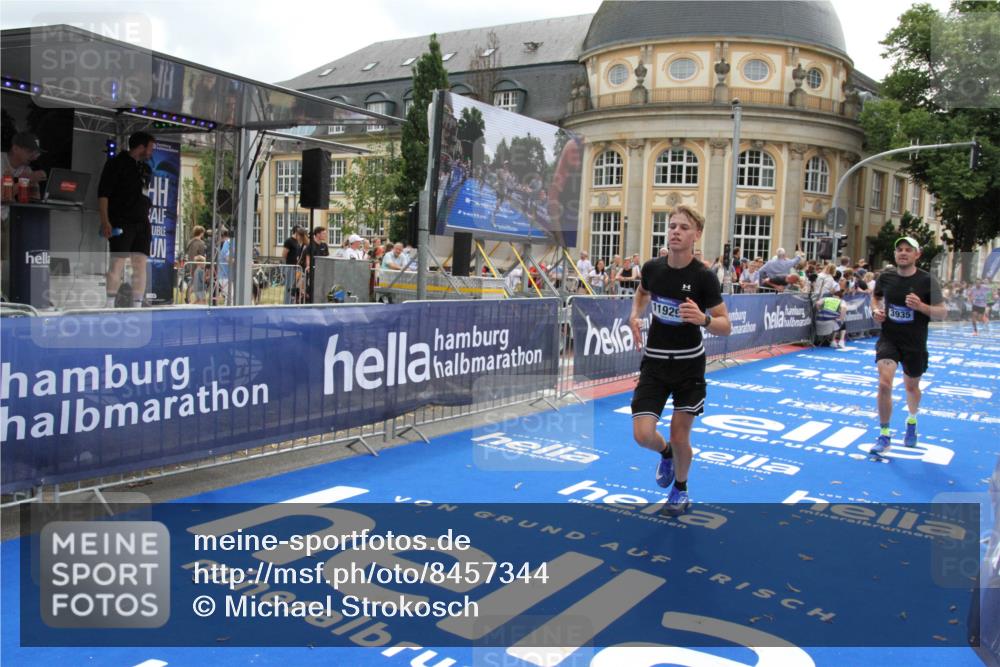29.06.2025 - hella hamburg halbmarathon Michael Strokosch http://msf.ph/oto/8457344 29.06.2025 10:31:56 Ziel 3935, 4698, 6619, 10927, 11929 meine-sportfotos.de