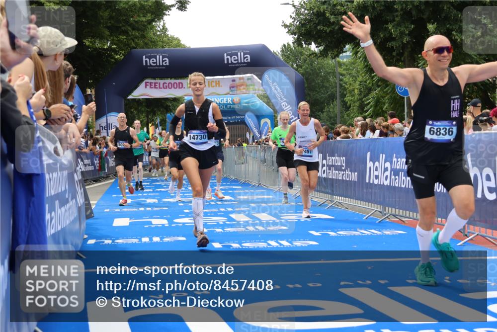 29.06.2025 - hella hamburg halbmarathon Strokosch-Dieckow http://msf.ph/oto/8457408 29.06.2025 10:47:53 Ziel 1604, 1613, 2340, 4528, 4601, 5022, 6377, 6836, 8564, 11961, 12808, 14383, 14730, 15333, 16766, 17451, 18206, 18356, 18836, 18922, 19198 meine-sportfotos.de
