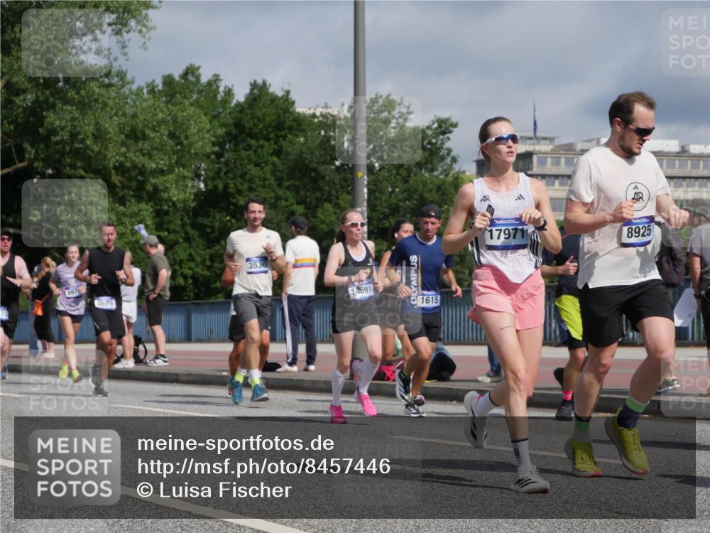 29.06.2025 - hella hamburg halbmarathon Luisa Fischer http://msf.ph/oto/8457446 29.06.2025 09:52:33 Kennedybrücke 9979, 8629, 3530, 14691, 1615, 17971, 8925, 1615, 1803, 3530, 4528, 5803, 6682, 7495, 8629, 8925, 9294, 9711, 9979 meine-sportfotos.de