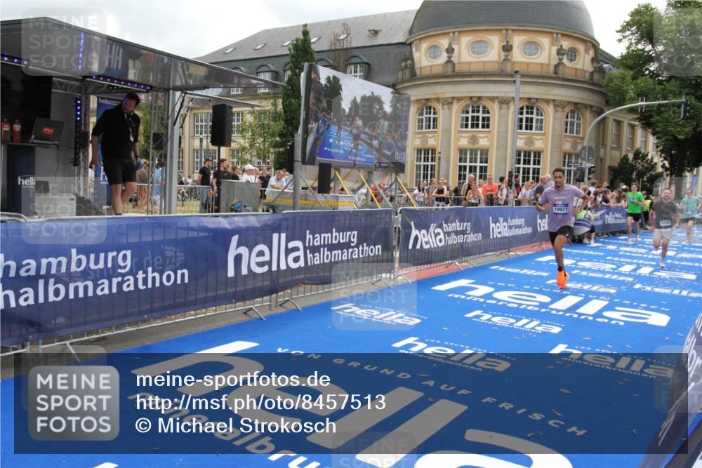 29.06.2025 - hella hamburg halbmarathon Michael Strokosch http://msf.ph/oto/8457513 29.06.2025 10:31:59 Ziel 3935, 4129, 4698, 6619, 10927, 11199 meine-sportfotos.de