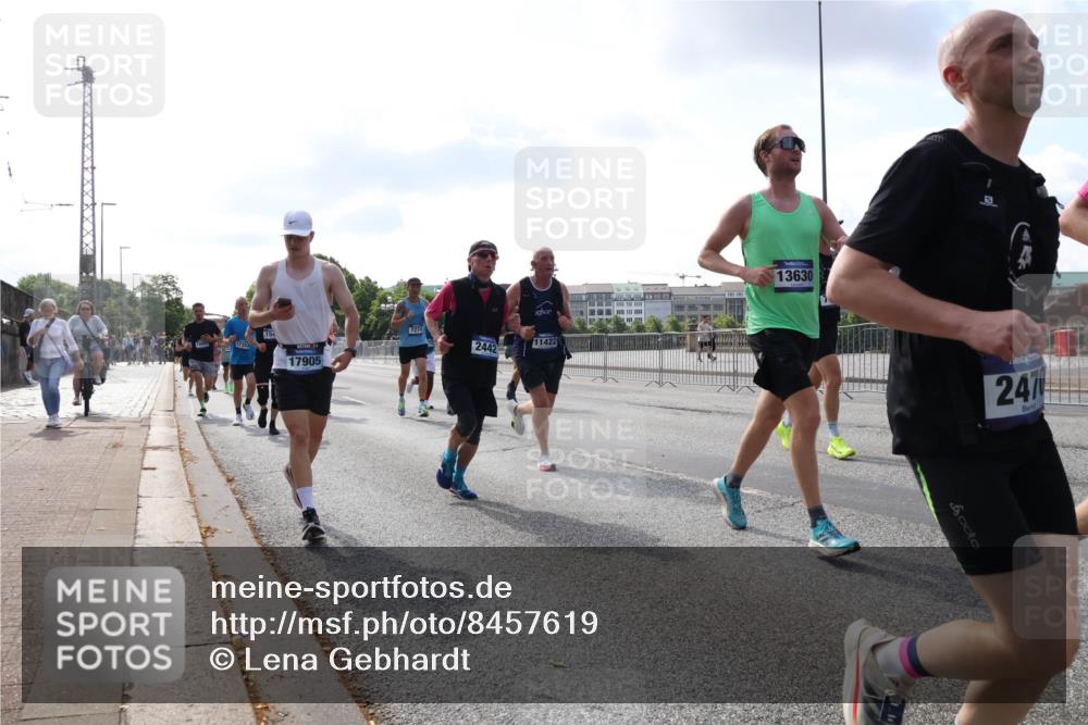 29.06.2025 - hella hamburg halbmarathon Lena Gebhardt http://msf.ph/oto/8457619 29.06.2025 09:54:34 Lombardsbrücke 17353, 154, 17905, 7274, 2442, 11422, 13630, 247, 1119, 1171, 1342, 1399, 1413, 1424, 1476, 1549, 1817, 1892, 1942, 2020, 2098, 2188, 2222, 2367, 2442, 2470, 2561, 2670, 2842, 2889, 2955, 3477, 3562, 3785, 4017, 4029, 4183, 4185, 4270, 4816, 5020, 5447, 5706, 5884, 6266, 6630, 6723, 6819, 6831, 6978, 7087, 7274, 7297, 7709, 8117, 8142, 8374, 8482, 8576, 8657, 8698, 8743, 8916, 8928, 8981, 9038, 9051, 9463, 9710, 9815, 9924, 10057, 10237, 10529, 11848 meine-sportfotos.de