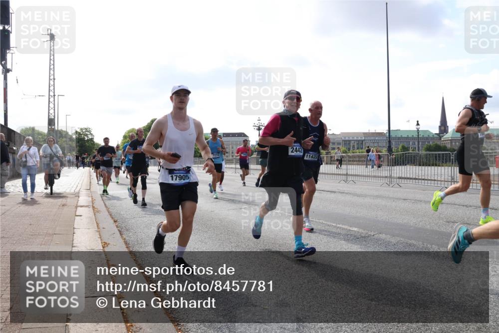 29.06.2025 - hella hamburg halbmarathon Lena Gebhardt http://msf.ph/oto/8457781 29.06.2025 09:54:34 Lombardsbrücke 17905, 7274, 2442, 11422, 1119, 1171, 1342, 1399, 1413, 1424, 1476, 1549, 1817, 1892, 1942, 2020, 2098, 2188, 2222, 2367, 2442, 2470, 2561, 2670, 2842, 2889, 2955, 3477, 3562, 3785, 4017, 4029, 4183, 4185, 4270, 4816, 5020, 5447, 5706, 5884, 6266, 6630, 6723, 6819, 6831, 6978, 7087, 7274, 7297, 7709, 8117, 8142, 8374, 8482, 8576, 8657, 8698, 8743, 8916, 8928, 8981, 9038, 9051, 9463, 9710, 9815, 9924, 10057, 10237, 10529, 11848 meine-sportfotos.de