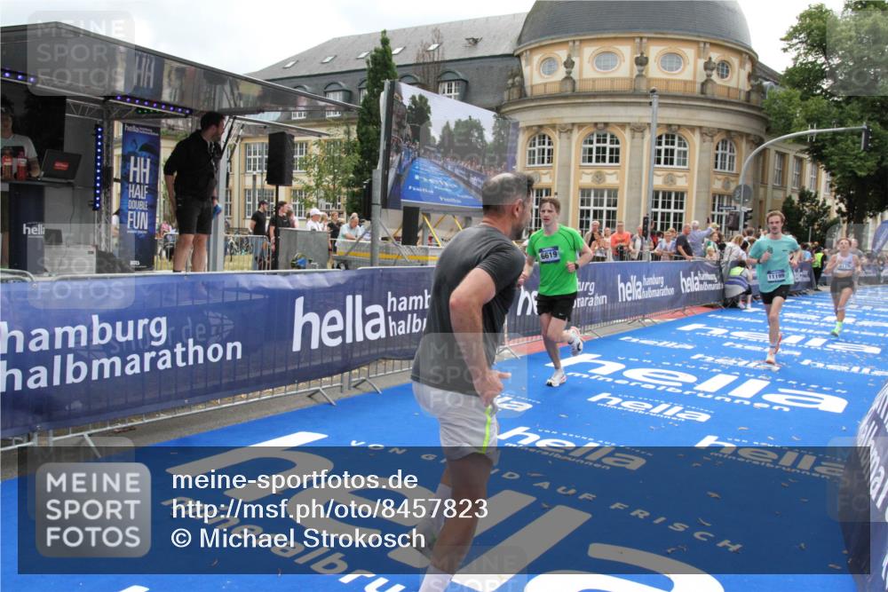 29.06.2025 - hella hamburg halbmarathon Michael Strokosch http://msf.ph/oto/8457823 29.06.2025 10:32:02 Ziel 1407, 4129, 4698, 6619, 10927, 11199 meine-sportfotos.de