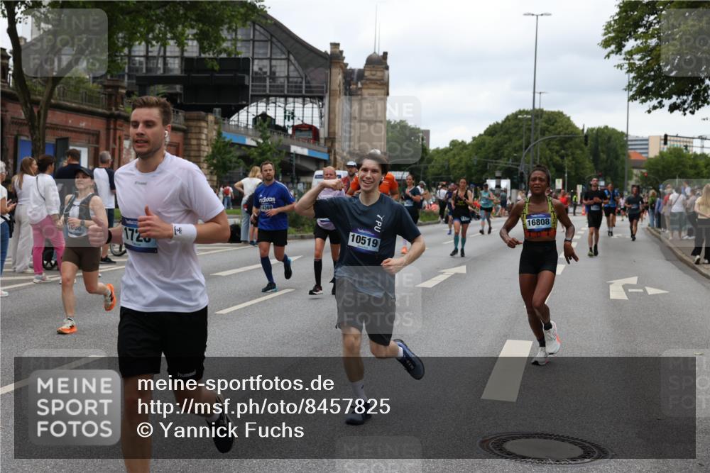 29.06.2025 - hella hamburg halbmarathon Yannick Fuchs http://msf.ph/oto/8457825 29.06.2025 10:56:26 20KM 1006, 1128, 1212, 1264, 1377, 1432, 1568, 1573, 1674, 1726, 6414, 6415, 6752, 7658, 7869, 8045, 8624, 8730, 9131, 9718, 10214, 10519, 11180, 11670, 12156, 12286, 13498, 13868, 14368, 14456, 16292, 16654, 16688, 16808, 17136, 17383, 17532, 17955, 18599, 18919, 19023 meine-sportfotos.de