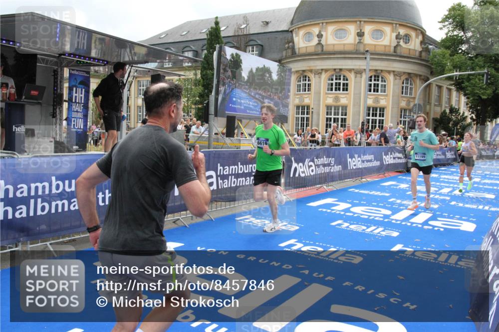 29.06.2025 - hella hamburg halbmarathon Michael Strokosch http://msf.ph/oto/8457846 29.06.2025 10:32:02 Ziel 1407, 4129, 4698, 6619, 10927, 11199 meine-sportfotos.de