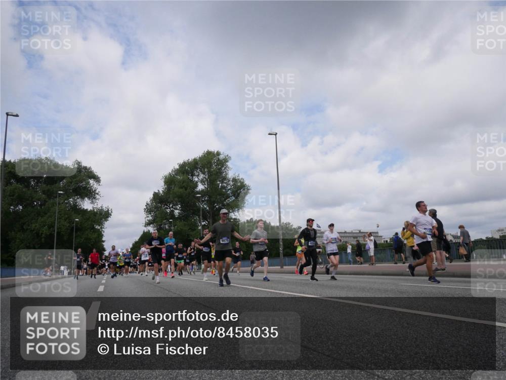 29.06.2025 - hella hamburg halbmarathon Luisa Fischer http://msf.ph/oto/8458035 29.06.2025 10:37:07 Kennedybrücke 9875, 1535, 1764, 2038, 2933, 3340, 4445, 4824, 4826, 5096, 5566, 5569, 6364, 7565, 7653, 7982, 8277, 9875, 10048, 10071, 10561 meine-sportfotos.de