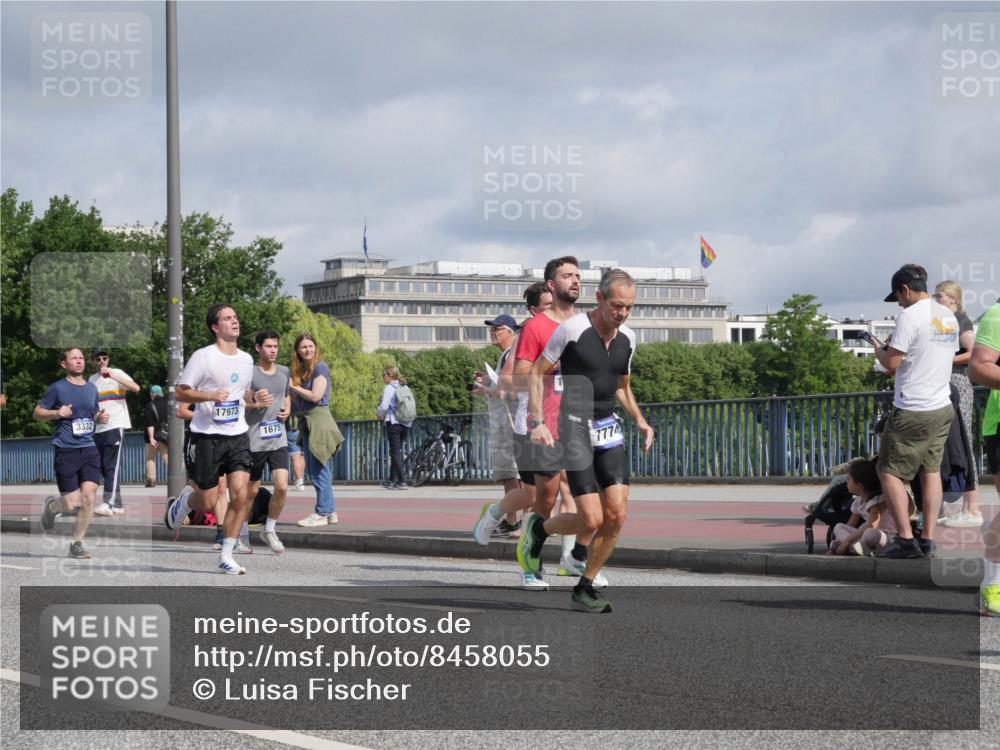 29.06.2025 - hella hamburg halbmarathon Luisa Fischer http://msf.ph/oto/8458055 29.06.2025 09:52:45 Kennedybrücke 3332, 17973, 1675, 7774, 1675, 2415, 2568, 2826, 3332, 4823, 5409, 5436, 5791, 5803, 6458, 6529, 7774, 8450, 9017, 9302, 9711, 10218 meine-sportfotos.de