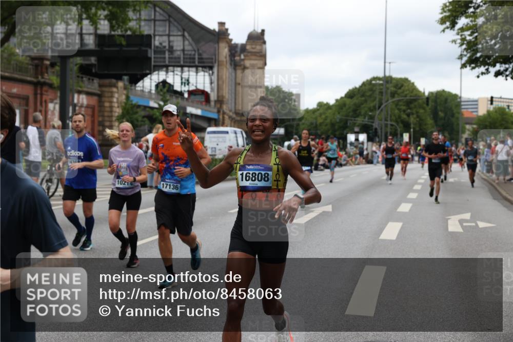 29.06.2025 - hella hamburg halbmarathon Yannick Fuchs http://msf.ph/oto/8458063 29.06.2025 10:56:27 20KM 1006, 1128, 1212, 1264, 1377, 1432, 1568, 1573, 1674, 1726, 6414, 6415, 6752, 7658, 7869, 8045, 8624, 8730, 9131, 10214, 10519, 11180, 11670, 12156, 12286, 13498, 13868, 14368, 14456, 16292, 16654, 16688, 16808, 17136, 17383, 17955, 18599, 18919, 19023 meine-sportfotos.de