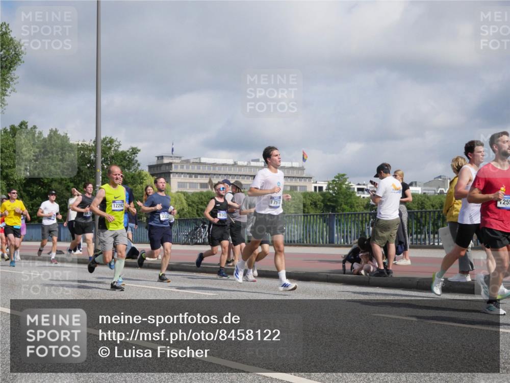 29.06.2025 - hella hamburg halbmarathon Luisa Fischer http://msf.ph/oto/8458122 29.06.2025 09:52:46 Kennedybrücke 12292, 3332, 9302, 17973, 255, 1675, 1688, 2415, 2568, 2826, 3332, 4823, 5409, 5436, 5791, 6458, 6529, 7774, 8450, 9017, 9302, 9711, 10218 meine-sportfotos.de