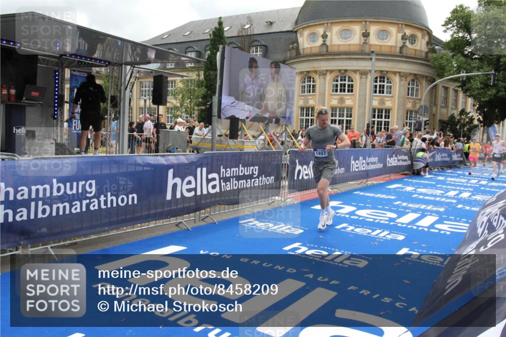 29.06.2025 - hella hamburg halbmarathon Michael Strokosch http://msf.ph/oto/8458209 29.06.2025 10:32:06 Ziel 1407, 1686, 4129, 11150, 11199, 11370, 16505 meine-sportfotos.de