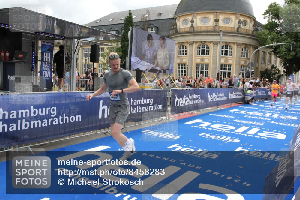 29.06.2025 - hella hamburg halbmarathon Michael Strokosch http://msf.ph/oto/8458283 29.06.2025 10:32:07 Ziel 1407, 1686, 4129, 11150, 11370, 16505, 16736 meine-sportfotos.de