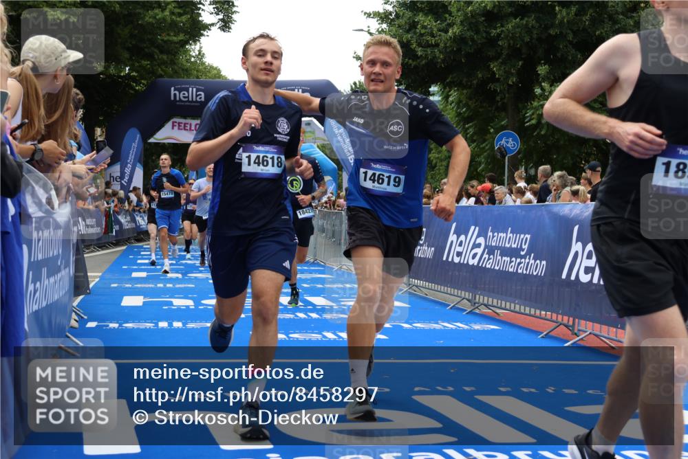 29.06.2025 - hella hamburg halbmarathon Strokosch-Dieckow http://msf.ph/oto/8458297 29.06.2025 10:47:37 Ziel 1070, 1320, 1696, 2284, 2708, 5889, 6009, 7962, 8023, 8234, 8927, 10969, 10988, 11283, 12870, 13223, 13303, 13948, 14618, 14619, 15451, 15478, 15479, 16205, 17229, 18104, 18430, 18970, 19181 meine-sportfotos.de