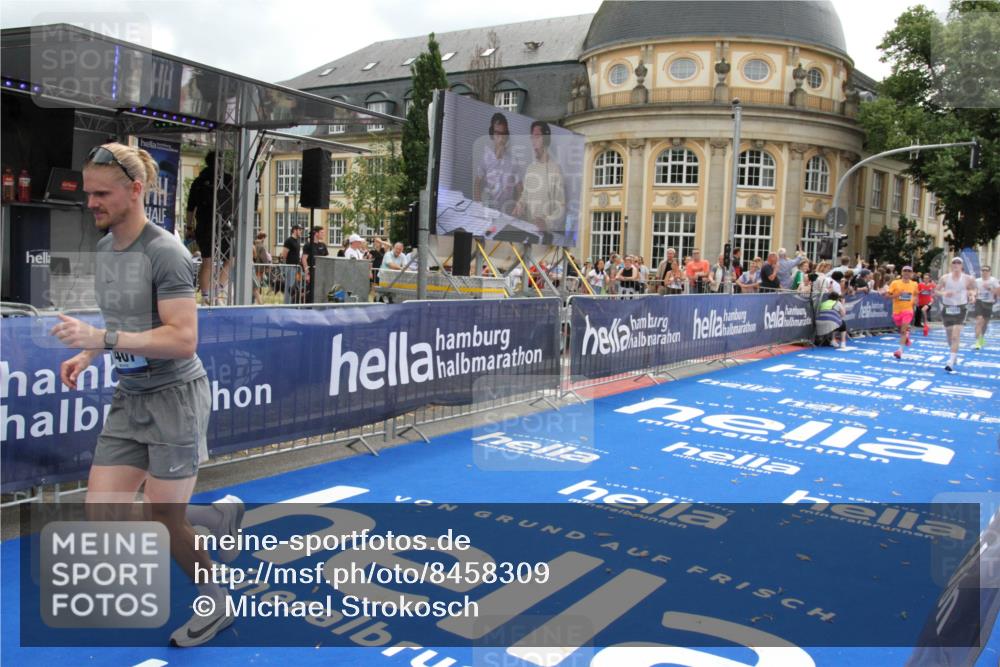 29.06.2025 - hella hamburg halbmarathon Michael Strokosch http://msf.ph/oto/8458309 29.06.2025 10:32:07 Ziel 1407, 1686, 4129, 11150, 11370, 16505, 16736 meine-sportfotos.de