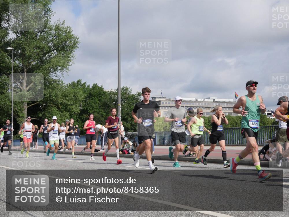 29.06.2025 - hella hamburg halbmarathon Luisa Fischer http://msf.ph/oto/8458365 29.06.2025 09:52:56 Kennedybrücke 10922, 15351, 12335, 9116, 16648, 16820, 1688, 1882, 2675, 4398, 4823, 5745, 6458, 6649, 8450, 9116, 9365, 10218 meine-sportfotos.de