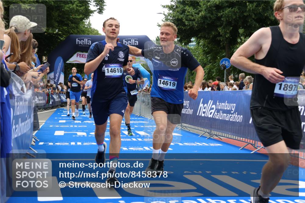 29.06.2025 - hella hamburg halbmarathon Strokosch-Dieckow http://msf.ph/oto/8458378 29.06.2025 10:47:37 Ziel 1070, 1320, 1696, 2284, 2708, 5889, 6009, 7962, 8023, 8234, 8927, 10969, 10988, 11283, 12870, 13223, 13303, 13948, 14618, 14619, 15451, 15478, 15479, 16205, 17229, 18104, 18430, 18970, 19181 meine-sportfotos.de