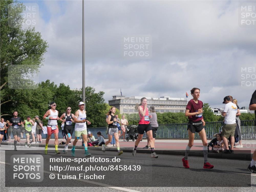 29.06.2025 - hella hamburg halbmarathon Luisa Fischer http://msf.ph/oto/8458439 29.06.2025 09:52:58 Kennedybrücke 17632, 1882, 5745, 2, 59, 1549, 1358, 1688, 1882, 2675, 4398, 5745, 6649, 9116, 9365, 10218 meine-sportfotos.de